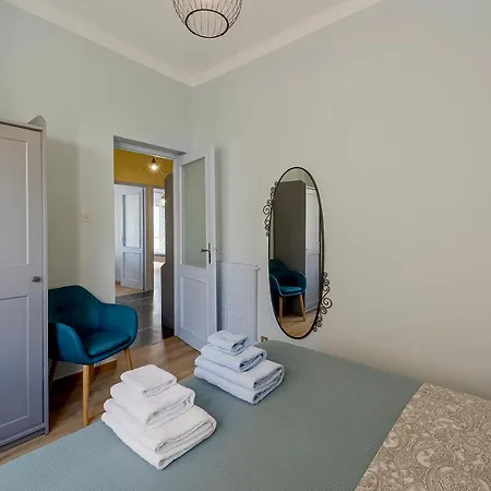 Apartament Guesthost - Foce Charming Seaview Flat