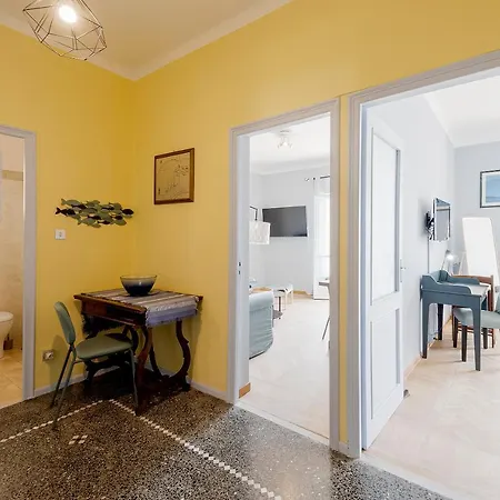 Guesthost - Foce Charming Seaview Flat *