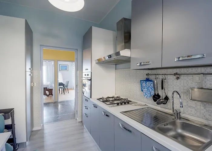 Appartement Guesthost - Foce Charming Seaview Flat *