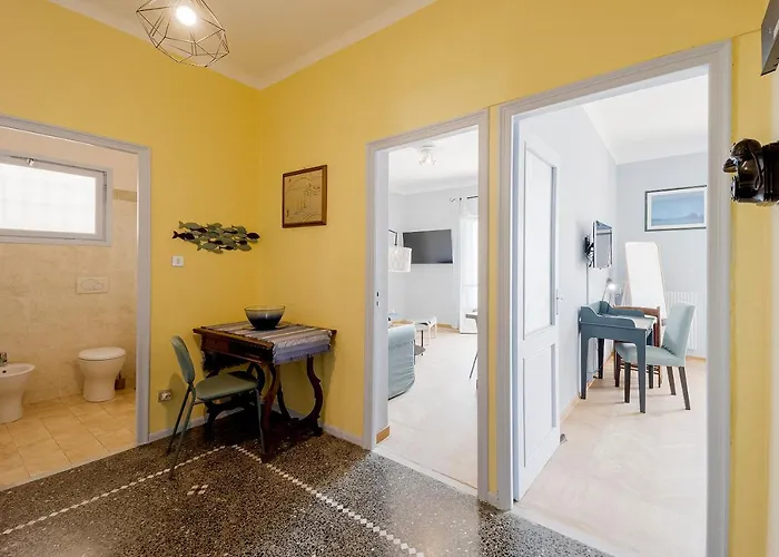 Guesthost - Foce Charming Seaview Flat *